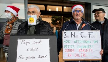 Des voyageurs protestent à Brest contre la grève à la SNCF qui les prive de leurs petits-enfants pendant les fêtes de Noël, le 23 décembre 2022, à Brest