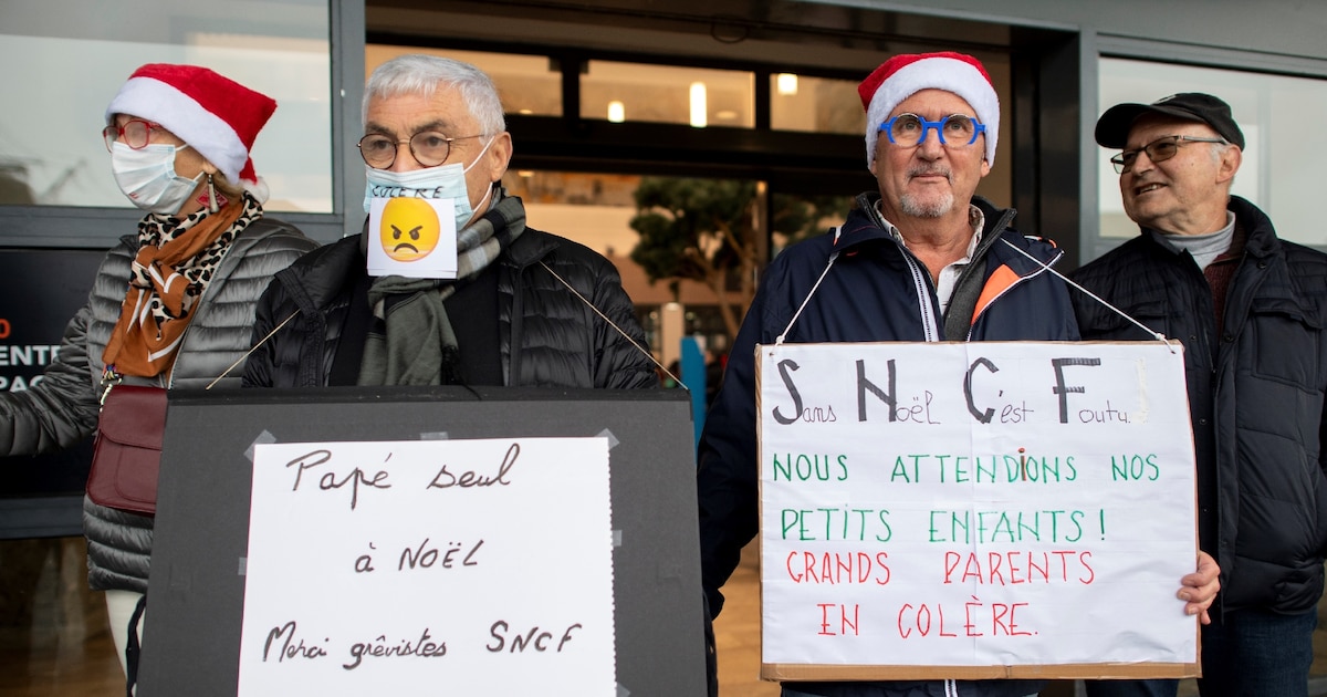 Des voyageurs protestent à Brest contre la grève à la SNCF qui les prive de leurs petits-enfants pendant les fêtes de Noël, le 23 décembre 2022, à Brest