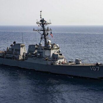 Guerre au Proche-Orient : une attaque de drones et de missiles des Houthis vise deux destroyers américains, sans faire de dégât