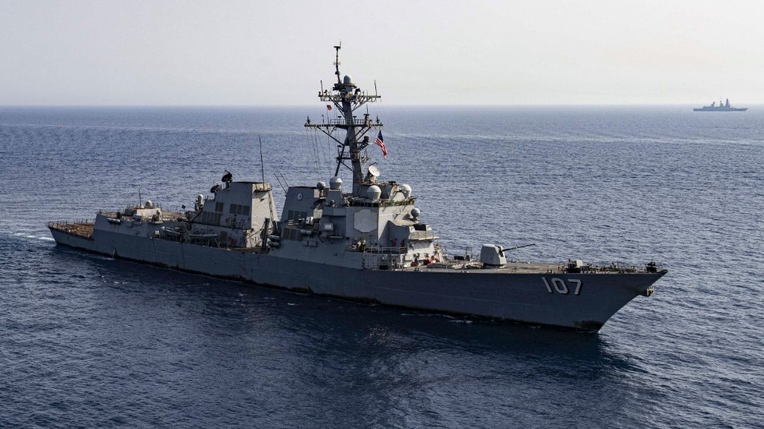 Guerre au Proche-Orient : une attaque de drones et de missiles des Houthis vise deux destroyers américains, sans faire de dégât