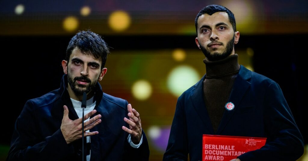 Les réalisateurs israélien Yuval Abraham et palestinien Basel Adra du film "No other land" au festival du film de Berlin.