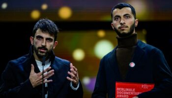 Les réalisateurs israélien Yuval Abraham et palestinien Basel Adra du film "No other land" au festival du film de Berlin.