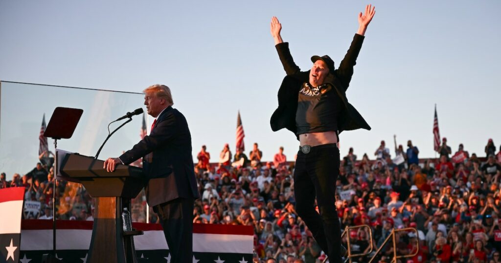 Le patron de Tesla Elon Musk saute sur scène lors d'un discours du candidat républicain Donald Trump, à l'occasion d'un meeting à Butler, en Pennsylvanie, le 5 octobre 2024