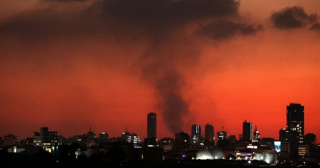 De la fumée s'échappe de la banlieue sud de Beyrouth après un bombardement, le 12 novembre 2024