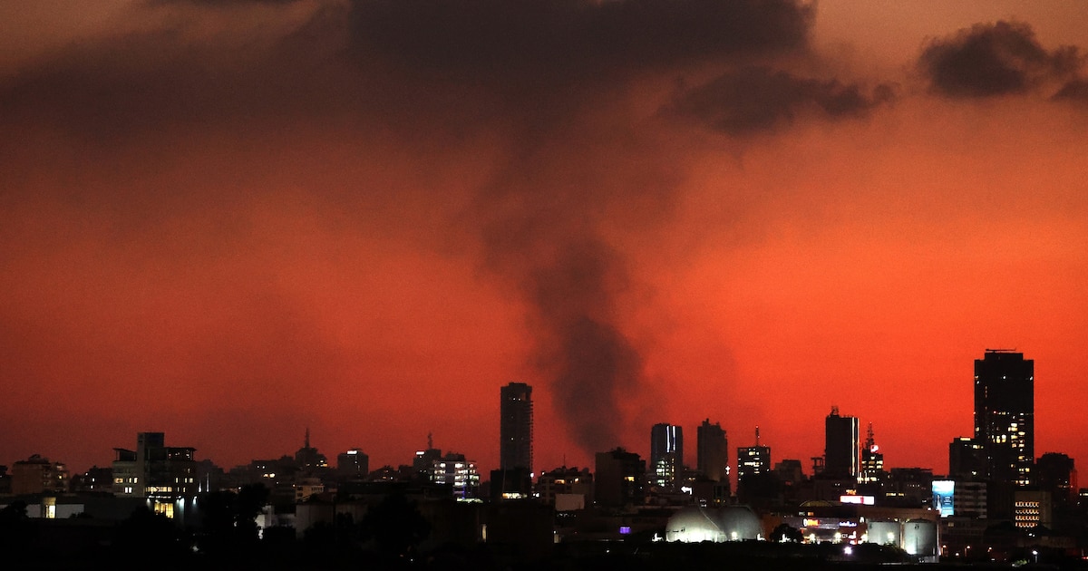 De la fumée s'échappe de la banlieue sud de Beyrouth après un bombardement, le 12 novembre 2024