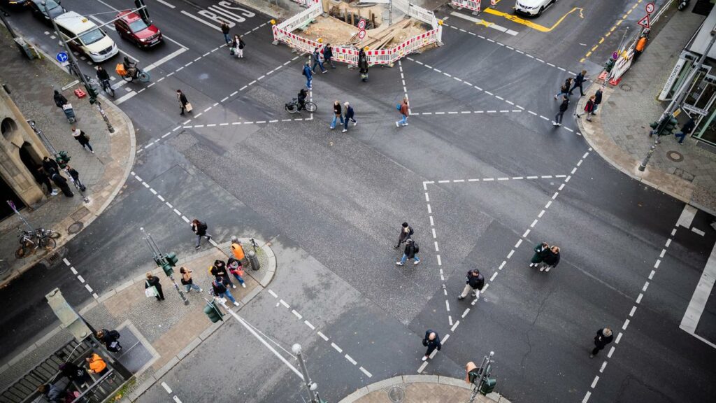 Autoritarismus-Studie: Zufriedenheit mit der deutschen Demokratie nimmt stark ab