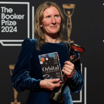 L'écrivaine britannique Samantha Harvey remporte le Booker Prize 2024 avec "Orbital", un roman qui offre une réflexion sur la crise climatique