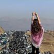 Image UGC publiée sur Twitter, le 26 octobre 2022, d'une femme non voilée debout sur le toit d'une voiture, des milliers de personnes se dirigeant vers un cimetière à Saghez, dans l'ouest de l'Iran, pour marquer le 40e jour du décès de Mahsa Amini