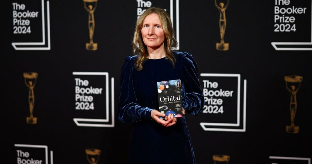 Samantha Harvey décroche le Booker Prize pour “Orbital”, un beau roman en apesanteur