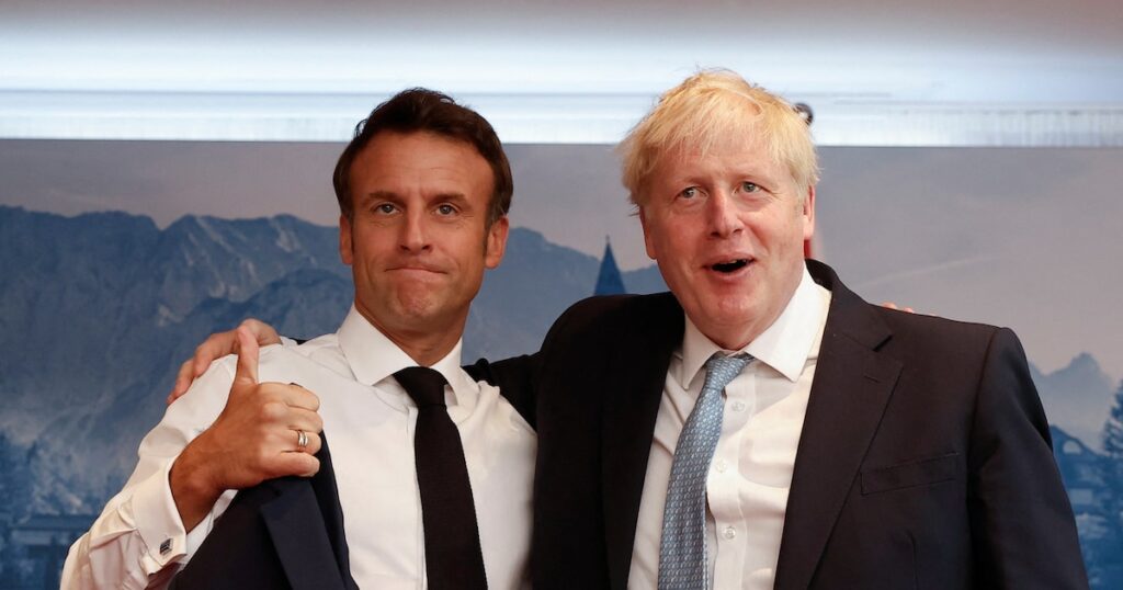 Le président français Emmanuel Macron et Boris Johnson, alors Premier ministre britannique, le 26 juin 2022 en Allemagne.