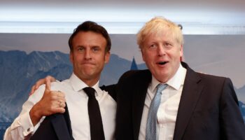 Le président français Emmanuel Macron et Boris Johnson, alors Premier ministre britannique, le 26 juin 2022 en Allemagne.