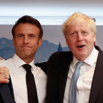 Le président français Emmanuel Macron et Boris Johnson, alors Premier ministre britannique, le 26 juin 2022 en Allemagne.