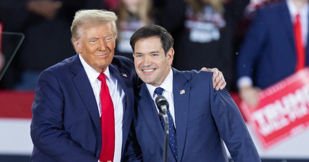 Donald Trump et le sénateur de Floride Marco Rubio, le 4 novembre 2024 pendant un meeting de campagne à Raleigh, en Caroline du Nord