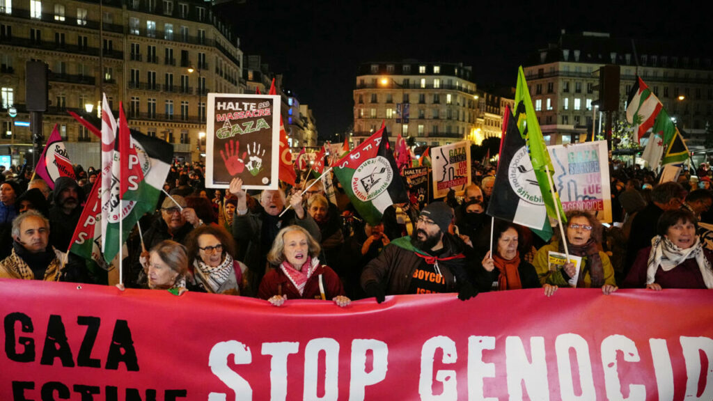 "Israël is forever" : des milliers de manifestants à Paris pour dénoncer le gala