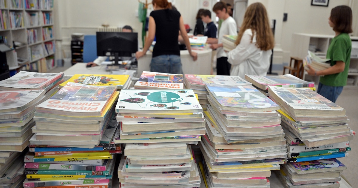 Distribution des manuels scolaires le jour de la rentrée des classes, le 4 septembre 2023 à Paris