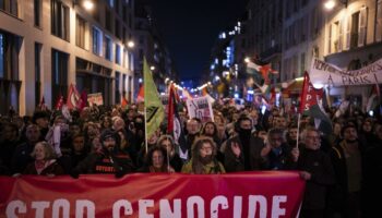 Des milliers de manifestants à Paris contre un gala de soutien à Israël controversé