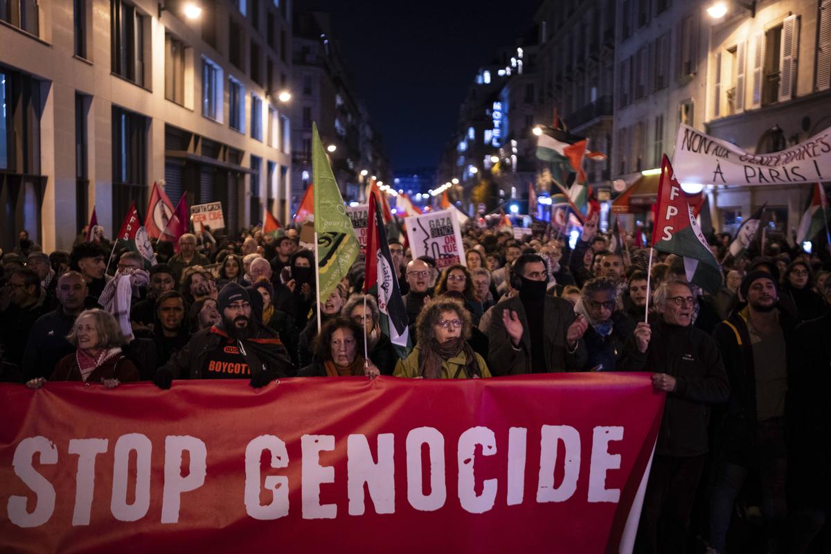 Des milliers de manifestants à Paris contre un gala de soutien à Israël controversé