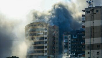 De la fumée s'élève du site d'une frappe aérienne israélienne ciblant le quartier d'Al Ghobeir dans le sud de Beyrouth, au Liban, le 14 novembre 2024.