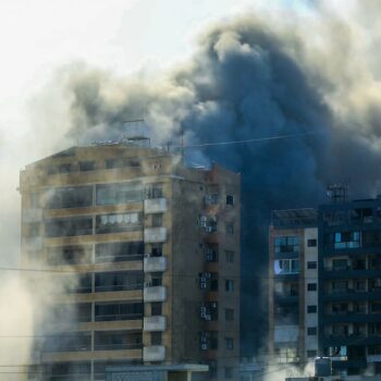 De la fumée s'élève du site d'une frappe aérienne israélienne ciblant le quartier d'Al Ghobeir dans le sud de Beyrouth, au Liban, le 14 novembre 2024.