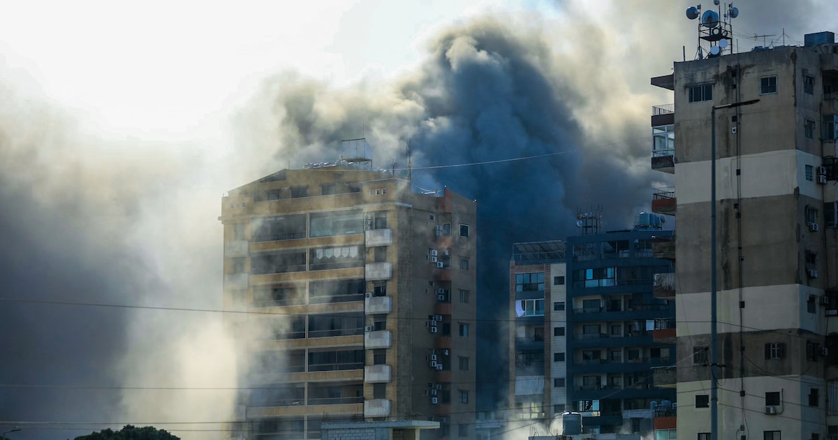 De la fumée s'élève du site d'une frappe aérienne israélienne ciblant le quartier d'Al Ghobeir dans le sud de Beyrouth, au Liban, le 14 novembre 2024.