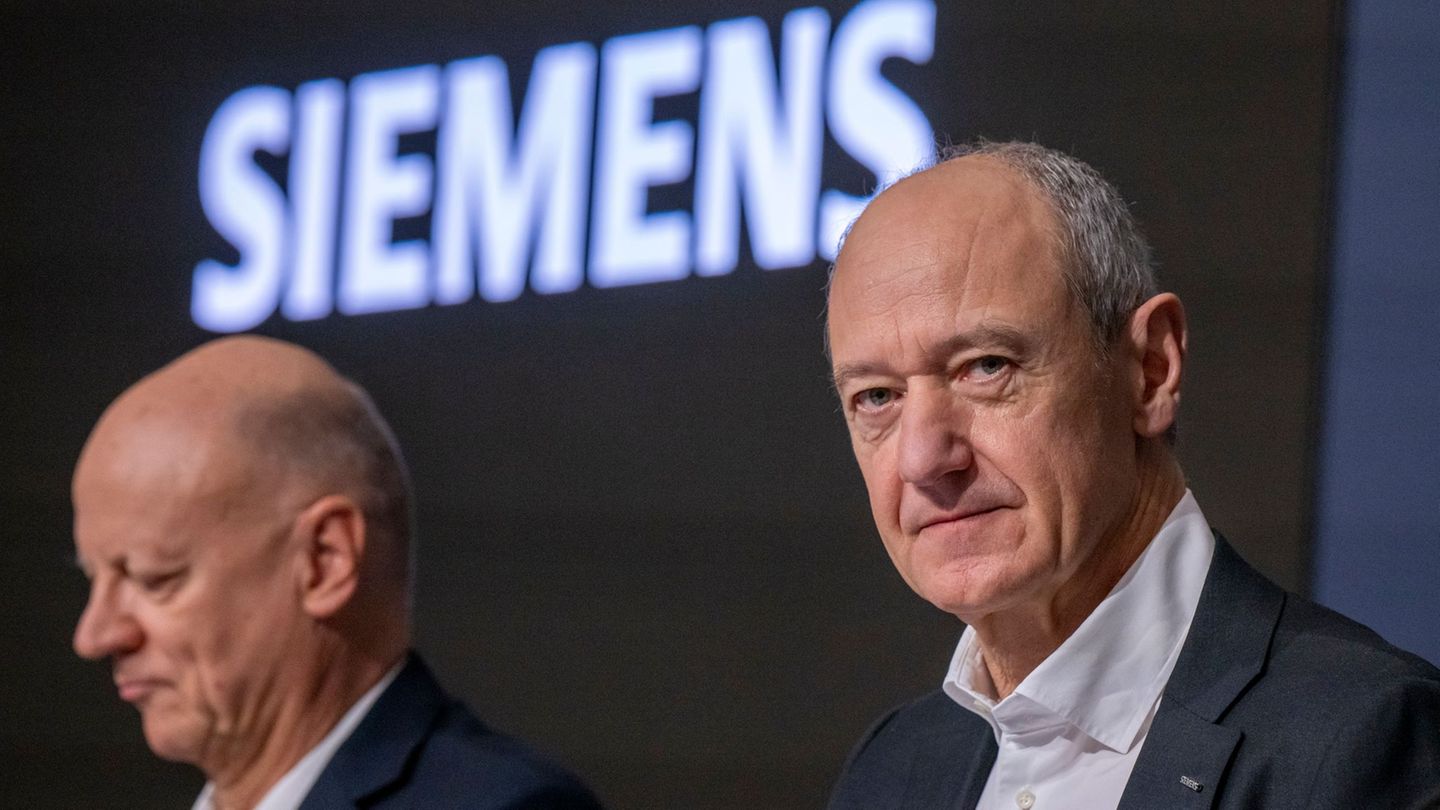 Konzern-Chef Busch (r.) und Finanzvorstand Thomas auf der Jahrespressekonferenz. Siemens hat in schwierigen Zeiten einen Rekordg