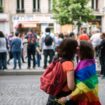 Deux femmes s'embrassent à Paris le 29 juin 2013 lors de la gay pride