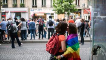 Deux femmes s'embrassent à Paris le 29 juin 2013 lors de la gay pride