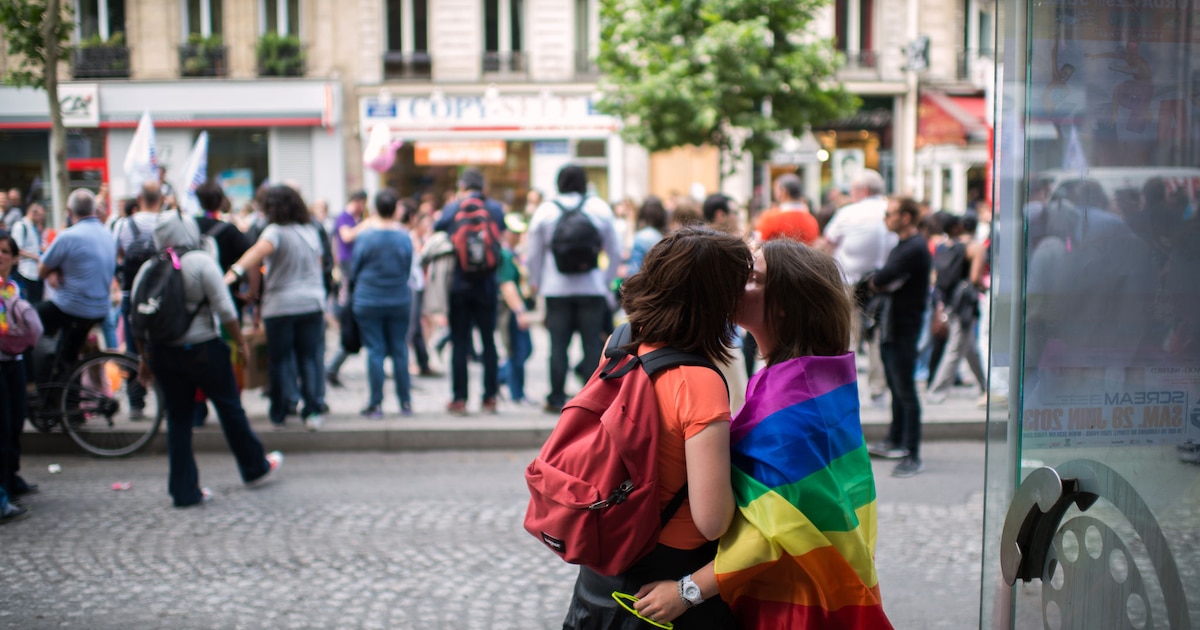 Deux femmes s'embrassent à Paris le 29 juin 2013 lors de la gay pride