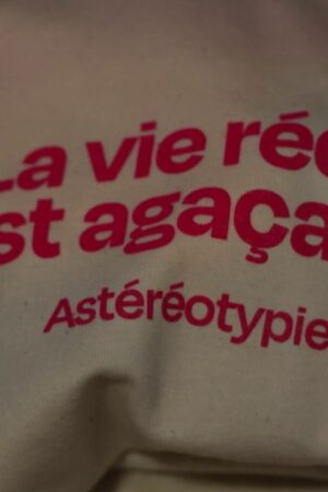 Handicap : Astéréotypie, groupe de rock composé de neuroatypiques, nous entraîne dans son univers musical