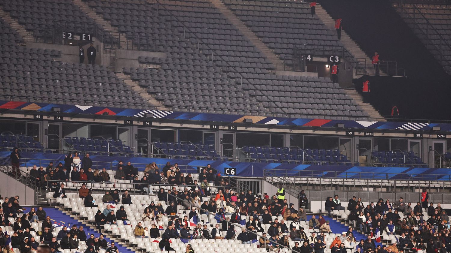 REPORTAGE. "On a passé 90 minutes à se regarder" : dans un stade quasi-vide, la drôle d'ambiance en tribunes pour le match France-Israël