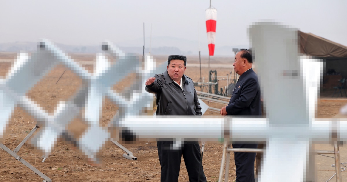 Kim Jong-un inspecte des drones d'attaque suicide dans un lieu tenu secret en Corée du Nord.