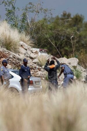 Afrique du Sud : des milliers de mineurs illégaux seraient assiégés par la police au fond d’un puits