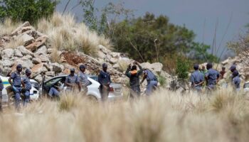 Afrique du Sud : des milliers de mineurs illégaux seraient assiégés par la police au fond d’un puits