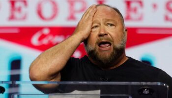 Le média satirique “The Onion” gagne les enchères consécutives à la faillite du conspirationniste Alex Jones