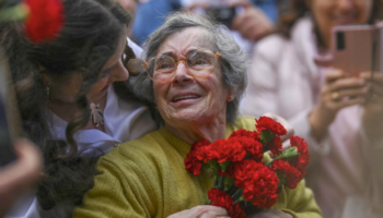 Mort de la « dame aux œillets », Celeste Caeiro, symbole de la révolution de 1974 au Portugal