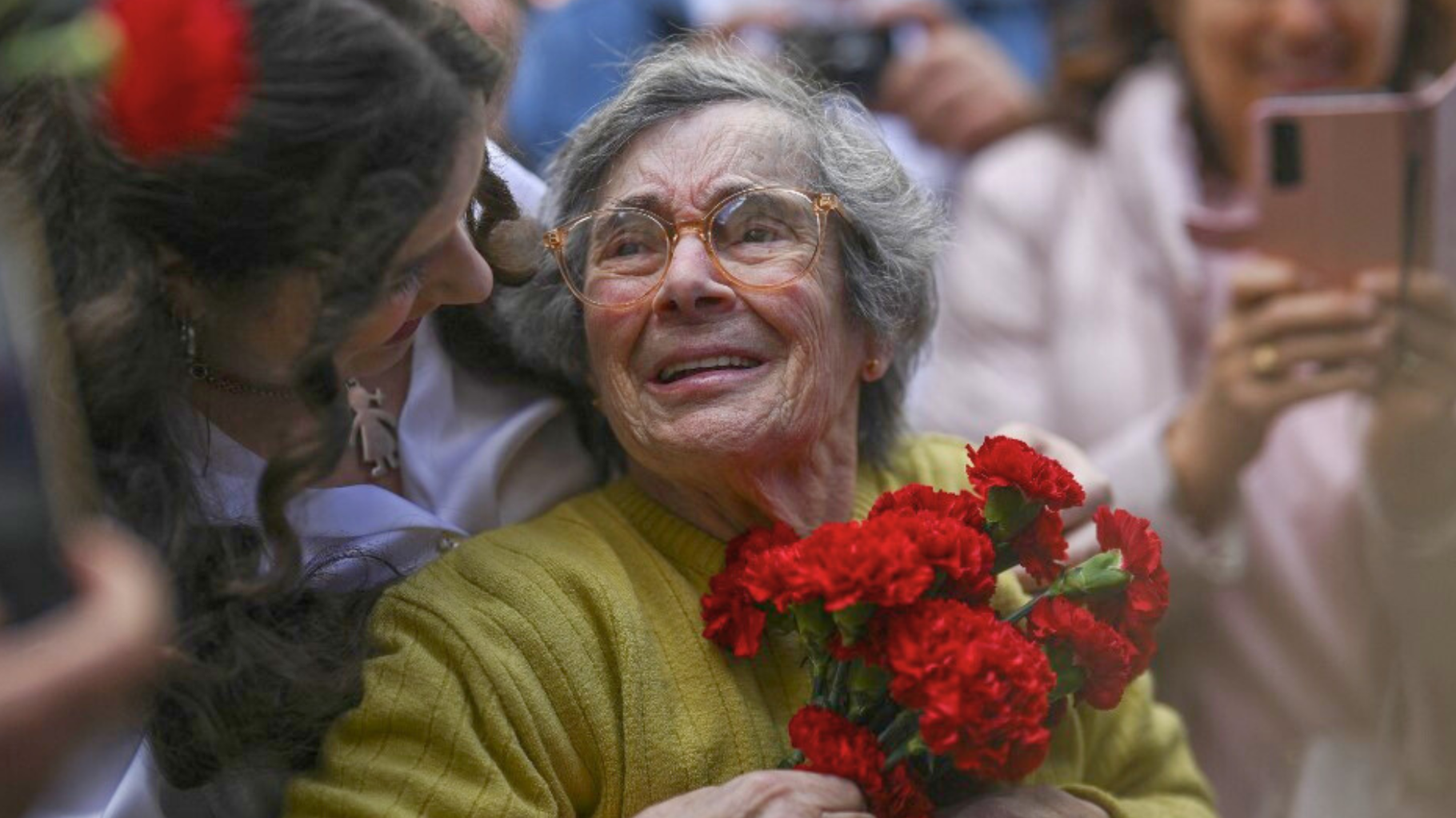 Mort de la « dame aux œillets », Celeste Caeiro, symbole de la révolution de 1974 au Portugal