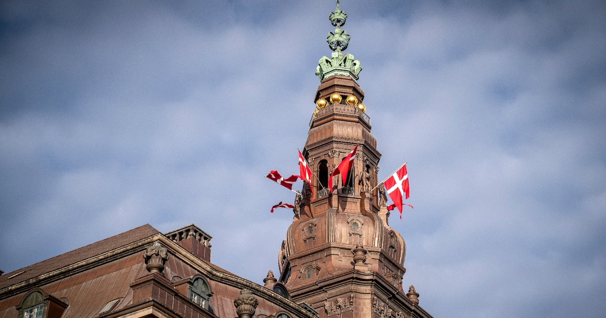 Des drapeaux danois flottent au sommet du château de Christiansborg avant l'ouverture de la session parlementaire au Parlement danois à Copenhague, le 4 octobre 2022