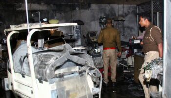 Police officers examine the damaged neonatal intensive care unit after a fire broke out at the Maharani Laxmibai Medical College in Jhansi district, in the northern state of Uttar Pradesh, India, November 16, 2024. REUTERS/Stringer