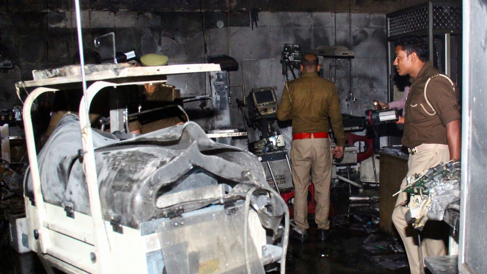 Police officers examine the damaged neonatal intensive care unit after a fire broke out at the Maharani Laxmibai Medical College in Jhansi district, in the northern state of Uttar Pradesh, India, November 16, 2024. REUTERS/Stringer