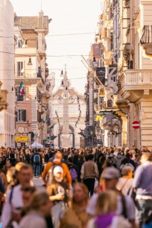 REPORTAGE. "Romantique, unique et ouvert 24h/24" : à Rome, un cinéma d'art et d'essai diffuse les matchs de NBA pour se réinventer