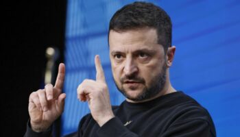 Guerre en Ukraine : Volodymyr Zelensky dit vouloir la fin de la guerre en 2025 par "des moyens diplomatiques", mais seulement si "l'Ukraine n'est pas seule"