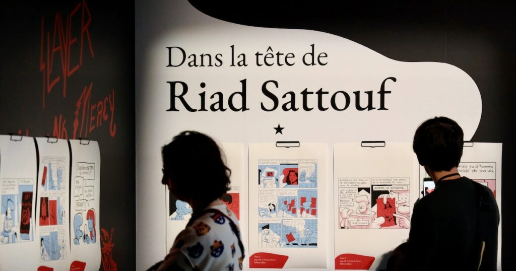 Des personnes visitent l'exposition consacrée à Riad Sattouf, au Vaisseau Moebius, lors du 51e festival de la BD d'Angoulême, le 24 janvier 2024