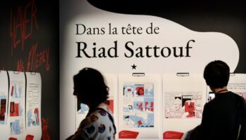 Des personnes visitent l'exposition consacrée à Riad Sattouf, au Vaisseau Moebius, lors du 51e festival de la BD d'Angoulême, le 24 janvier 2024