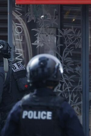 Un homme retranché dans un restaurant à Issy-les-Moulineaux, près de Paris