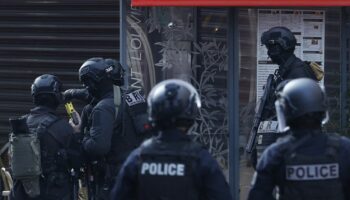 Un homme retranché dans un restaurant à Issy-les-Moulineaux, près de Paris