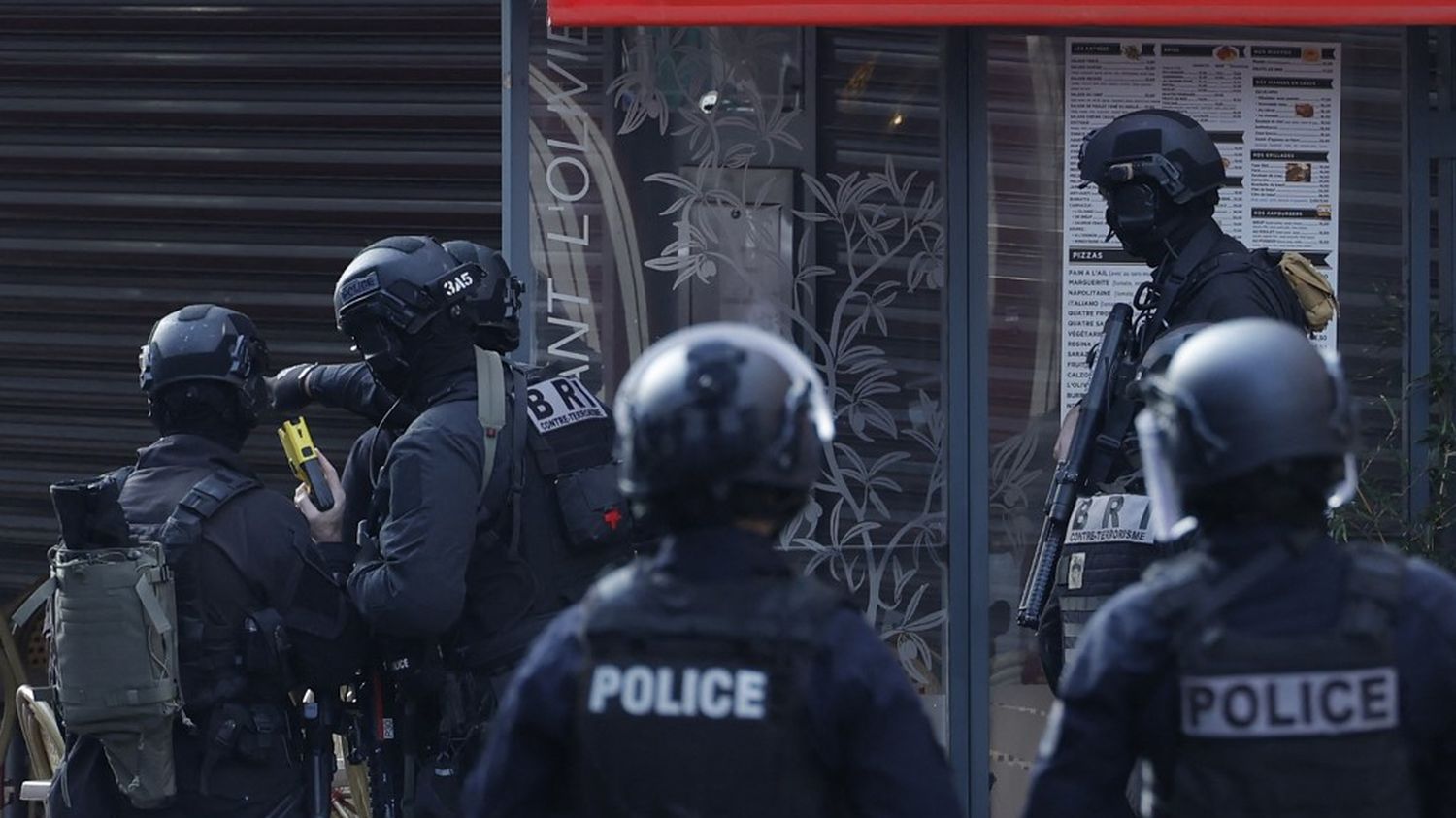 Un homme retranché dans un restaurant à Issy-les-Moulineaux, près de Paris