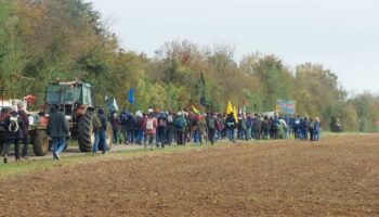 Vienne : au moins 700 manifestants anti-bassines sont rassemblés à Saint-Sauvant