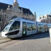 Un tramway traverse la place de la gare de Valenciennes ("Place de la Gare de Valenciennes") le 22 novembre 2017 à Valenciennes, dans le nord de la France.