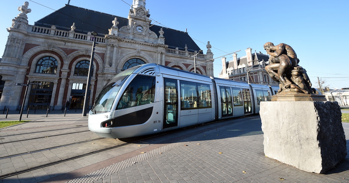 Un tramway traverse la place de la gare de Valenciennes ("Place de la Gare de Valenciennes") le 22 novembre 2017 à Valenciennes, dans le nord de la France.