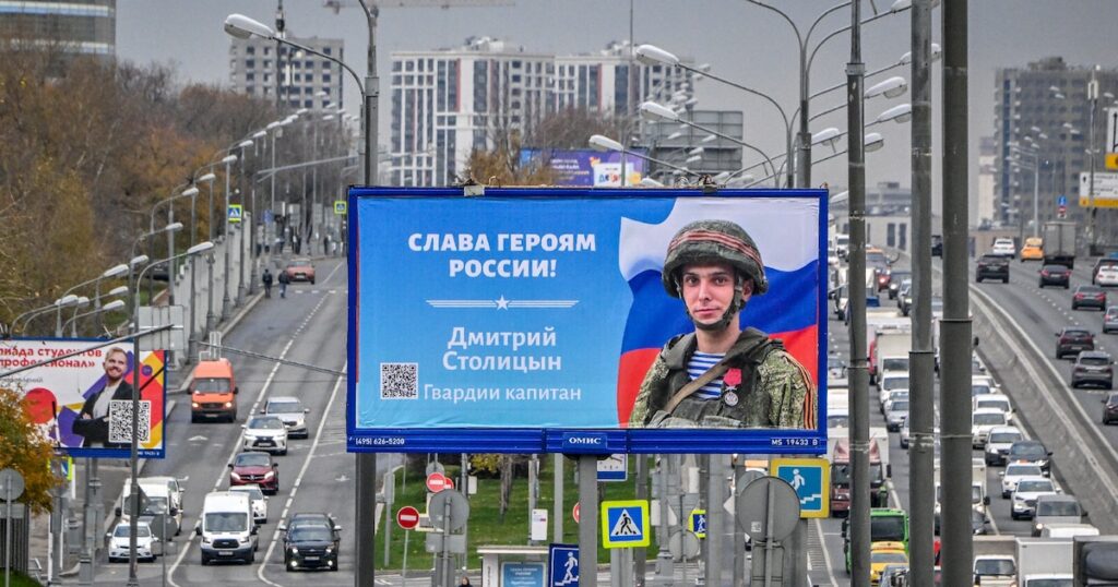 L'affiche d'un soldat avec le message "Gloire à nos héros de Russie", dans une rue de Moscou, le 24 octobre 2022